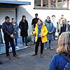 Monika Brumm vom Amt für Migration und Integration (Bildmitte) erklärt Besuchern die Situation in der der Notunterkunft in der ...