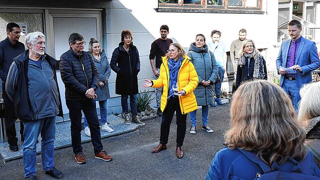 Monika Brumm vom Amt für Migration und Integration (Bildmitte) erklärt Besuchern die Situation in der der Notunterkunft in der ...