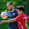 Kampf um jeden Ball: Eng zur Sache ging es lange in der Partie zwischen dem SV BW Murg und dem FC Grießen. Hier behauptet der Murger ...