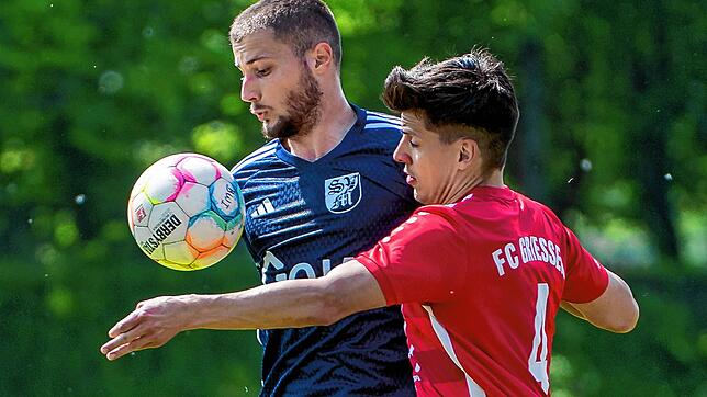Kampf um jeden Ball: Eng zur Sache ging es lange in der Partie zwischen dem SV BW Murg und dem FC Grießen. Hier behauptet der Murger ...