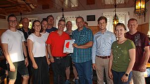 Übergabe des halben roten Punkts (v.l.): Leon Stadler, Alfred Weiß, Johanna Hahn, Jonathan Binder, Markus Derksen, Gregor König, Dietmar ...