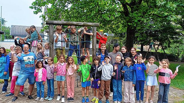 Sie hatten zwei Wochen lang richtig viel Spaß: die Oberhofer Grundschulkinder des Sommerferienprogramms und ihre fünf Betreuer und drei ...