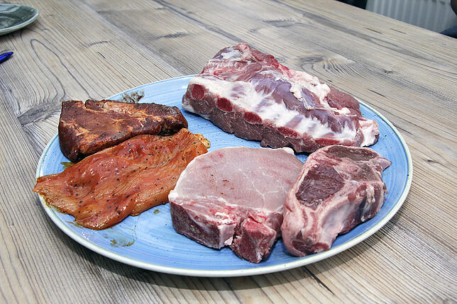 Fünf unterschiedliche Fleischstücke gehen beim Testgrillen ins Rennen. Bild: Jens Fröhlich