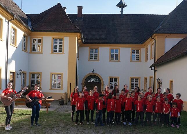 Bild 14: Der Theaterverein Zeitschleuse stellt bei der Schiffstaufe am Kloster in Riedern am Wald einen Teil seiner Kulisse für die nächste Saison vor