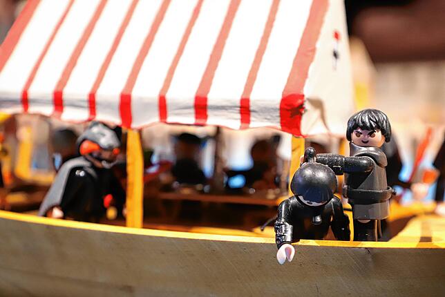 Bild 3: John Lennon auf der Insel Mainau? Und Soldaten bei SM-Spielchen? Über diese Details der Playmobil-Ausstellung im Archäologischen Landesmuseum können Eltern lachen