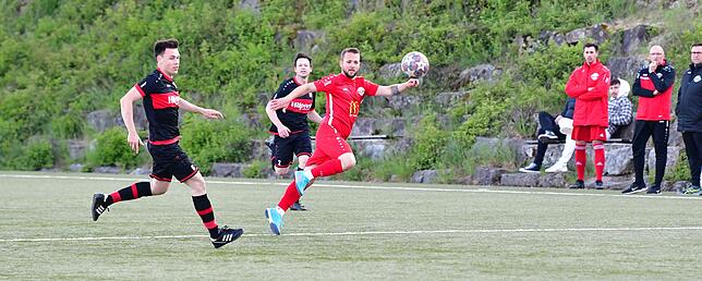 Bild 8: FC Rot-Weiß Weilheim besiegt den FC Wallbach im &bdquo;Duell am Strich&ldquo; mit 3:1 &ndash; wir haben die Bilder!