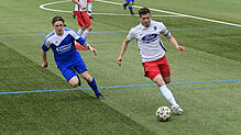 Nach einer weitgehend ausgeglichenen ersten Hälfte dominiert Tennenbronn (blaues Trikot) seinen Gegner nach der Halbzeitpause eindeutig ...