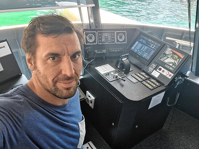 Nikolas Schaal auf der Brücke eines autonomen Schiffes auf dem Vierwaldstättersee bei Luzern.