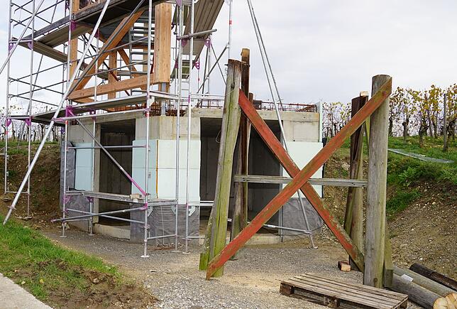 Die letzten Überreste des alten Turmes vor dem neuen Fundament: Der Turm hat seine Schuldigkeit getan!