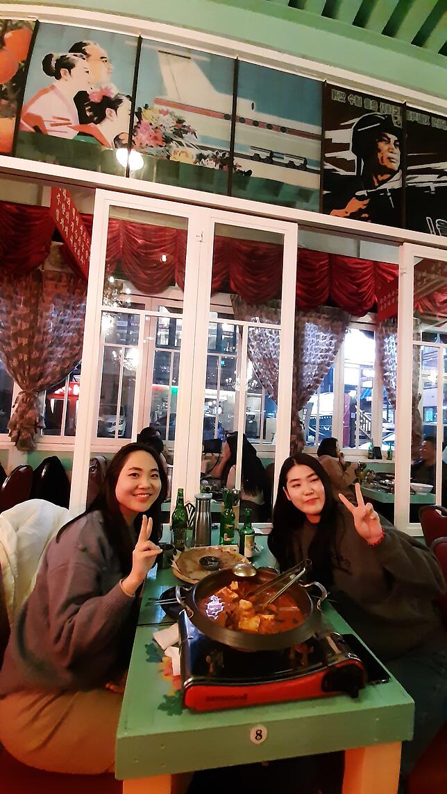 Die Studentin Park Jowoon (rechts) ist begeistert vom „Pyeongyang Pub“ und hat schon einiges über das Nachbarland gelernt.
