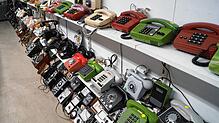 Telefone, Telefone, Telefone bilden eine schwarze und bunte Vielfalt.