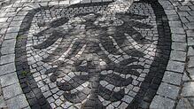 Ein mit Kopfsteinpflaster im Fußweg zur Pfarrkirche von Bodman gestaltetes Mosaik, das einen Königsadler in Erinnerung an die ...