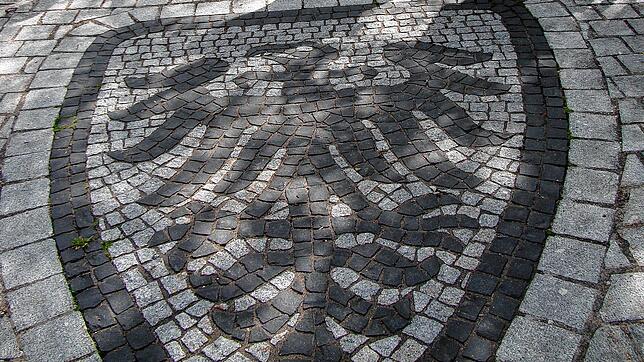 Ein mit Kopfsteinpflaster im Fußweg zur Pfarrkirche von Bodman gestaltetes Mosaik, das einen Königsadler in Erinnerung an die ...