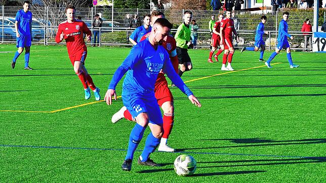 Routinier wechselt: Patric Lauber (vorn, im Test vor Jahresfrist beim Wintercup des SV Herten gegen den Freiburger FC) verlässt im ...