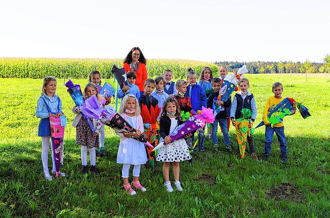 Für ein erstes Klassenfoto stellten sich die Kinder der Klasse 1a der Grundschule Heiligenberg mit ihrer Klassenlehrerin Alexandra Abt auf.