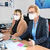 Einmal pro Woche besprechen sich Pflegedienstleiterin Franziska Albat (links) und Vorständin Sabine Feig von den kirchlichen ...