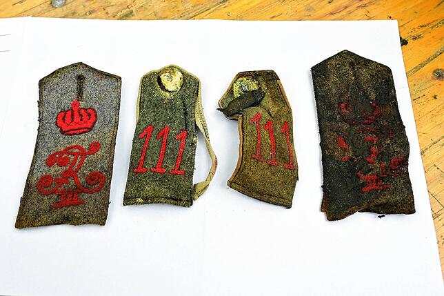 Die Schulterklappen in der Mitte weisen den Träger des Mantel als Angehörigen des Konstanzer Reserve-Infanterierregiments 111 aus. Die ...