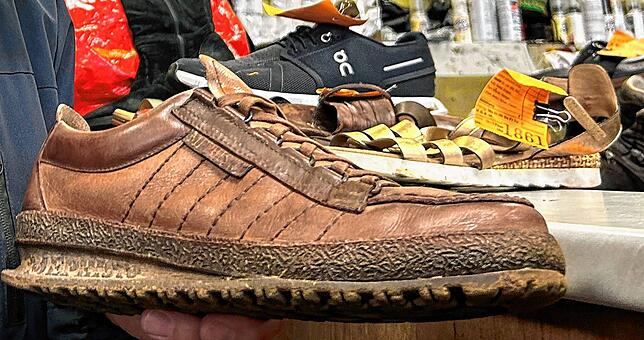 Dieser Schuh begleitet seinen Besitzer seit 38 Jahren. Nun sind neue Sohlen fällig.