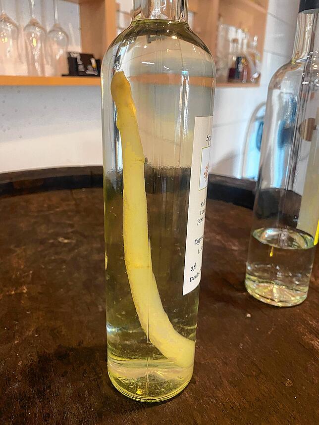 Eine Flasche Spargelschnaps.