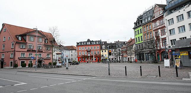 Als wäre die Ausgangssperre schon verhängt: Nur vereinzelt sind Menschen auf der Straße, hier der Bodanplatz.