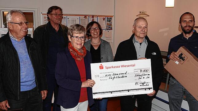 Freudige Gesichter bei der Übergabe (von links): Die Vertreter des Tafelladens Josef Brunner, Bernt Hasler, Brigitte Leisinger und Karin ...