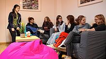 Wer Lust auf Gemeinschaft hat, findet im gemütlichen Gemeinschaftsraum des Internatsbereiches immer jemanden, um zu Quatschen (von ...