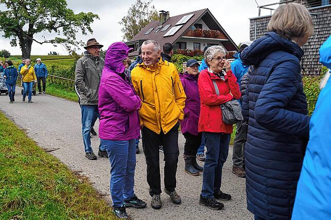 Bild 4: Bilder von der Dorfwanderung vom Rathaus zum Seeufer über Harlachen bis zum Kindergarten