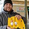 Martin Huber vom gleichnamigen Geflügelhof aus Mönchweiler präsentiert auf dem Donaueschinger Wochenmarkt seine frischen Eier. Diese ...