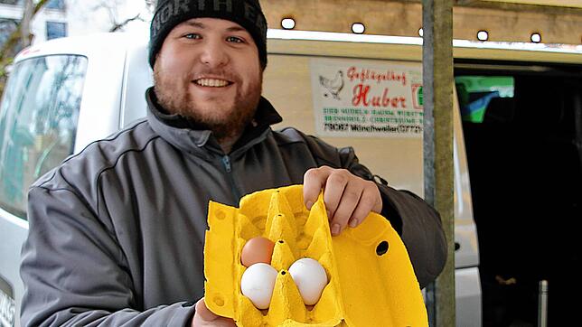 Martin Huber vom gleichnamigen Geflügelhof aus Mönchweiler präsentiert auf dem Donaueschinger Wochenmarkt seine frischen Eier. Diese ...