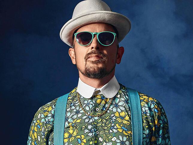 Jan Delay stammt aus Hamburg-Eimsbüttel. Zu seinen größten Hits gehören Songs wie „Oh Johnny“, „Klar“ oder „Feuer“.