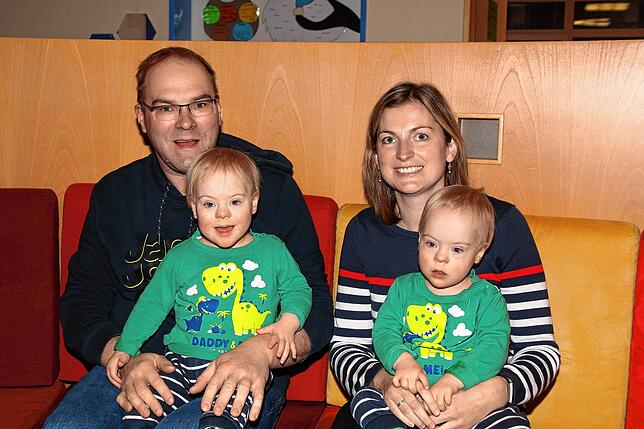 Dennis Janßen und Wiebke Eggen (hinten von links) sind mit ihren Zwillingen Torben und Thilo zu Familienreha in der Nachsorgeklinik ...