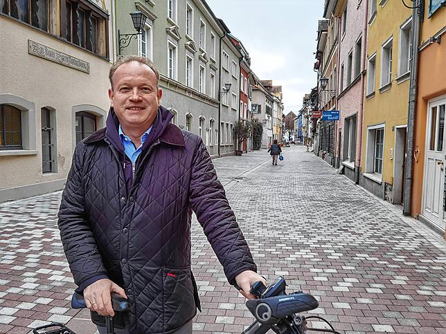 In der Kritik: Überlingens Oberbürgermeister Jan Zeitler. Hier zu sehen in der Jakob-Kessenring-Straße Ende März 2024.