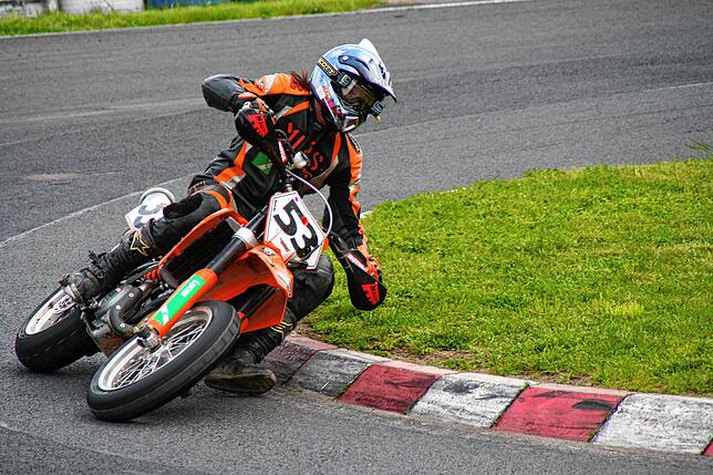 Hier legt sich Michael Vochazer bei einem Supermoto-Rennen auf dem Odenwaldring im hessischen Schaafheim in die Kurve.