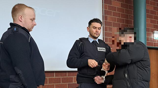 (Archivbild von Februar 2024) Am vierten Prozesstag wegen versuchten Mordes vor dem Landgericht Konstanz machte auch der 35-Jährige ...