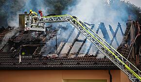 Ein Großaufgebot an Feuerwehrleuten rückte am Dienstagmorgen in die Hans-Dieter-Straße in Meersburg aus.