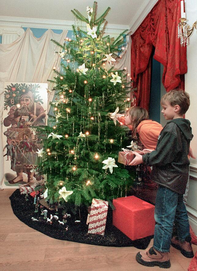 Weiße Lilien und ein Engel an der Spitze: So sieht der Weihnachtsbaum der Familie Buddenbrook aus – das Lübecker Buddenbrookhaus ...