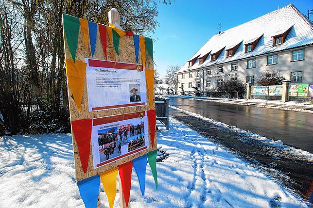 Kurz vor dem Gasthaus Sternen biegt der Narrenweg auf die Aachinsel ab. Auf dem Schild von Station vier wird die Zimmermannsgilde ...