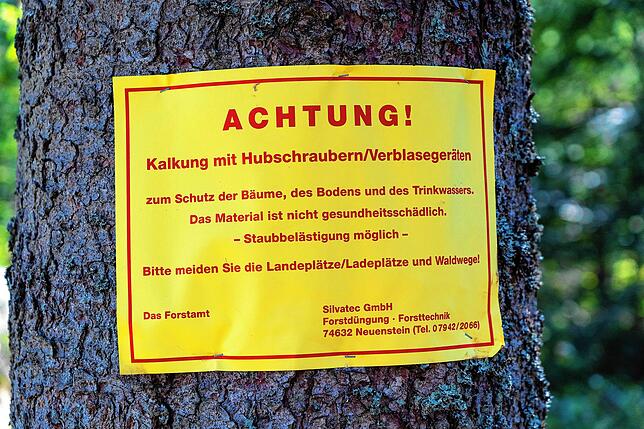 Hinnweisschilder finden sich überall entlang der Wanderwege im Wald.