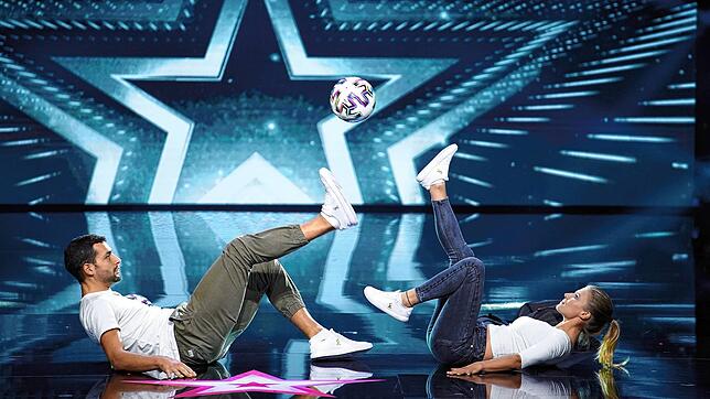 Bei einem Trick geht Patrick Bäurer der Ball verloren und hüpft davon. Die Sendung &bdquo;Das Supertalent&ldquo; zum Nachsehen gibt es ...