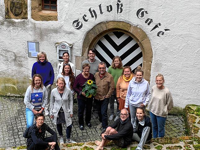 Die Teilnehmer des „Summer of pioneers“ im Blumenfelder Schloß vor dem Schloßcafé. Sie leben und arbeiten gemeinsam im Schloss.
