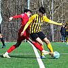 Das Duell zwischen dem FC Überlingen (Andreas Romeo, links) und dem Türkischen SV Konstanz (Atakan Koyuncuoglu) endete nach einer ...