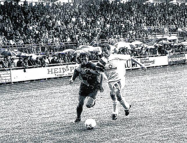 1993: Zu Ehren des Neubaus gab‘s eine Fußballgala mit den einheimischen Kickern gegen den damals frisch gebackenen türkischen ...