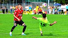 Spektakuläre Flugeinlage von Hadi Karaki (Türk. SV Singen, rechts) im Spiel gegen den FC Überlingen.