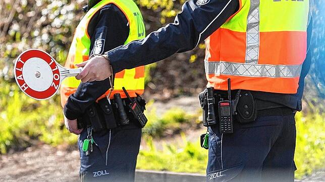 Beamte des Hauptzollamts Lörrach bei einer Kontrolle (Symbolbild). Zöllner kontrollieren am Grenzübergang Deutschland – Frankreich in ...