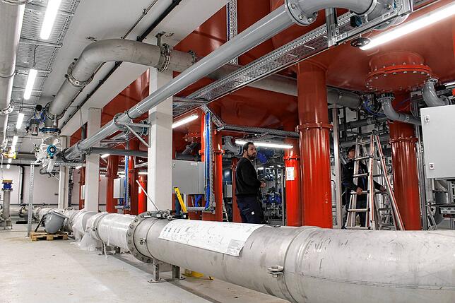Im Keller des neuen Wasserwerks Schabelwiesen werden im Oktober 2024 noch Aggregate, Steuerkabel und Leitungen montiert. Ab 1. Januar ...