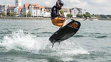 Motosurfer Lukas Zahorsky demonstriert auf dem Bodensee, was mit seinem Board alles möglich ist.