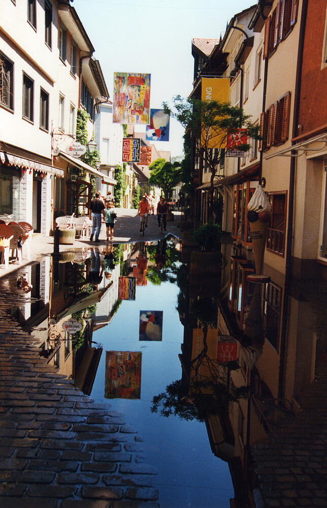 Kommt das Hochwasser oder geht es? Dieses Spiegelbild von der Seestraßengalerie in Radolfzell im Jahr 1999 hat uns Elisabeth Klaiber ...