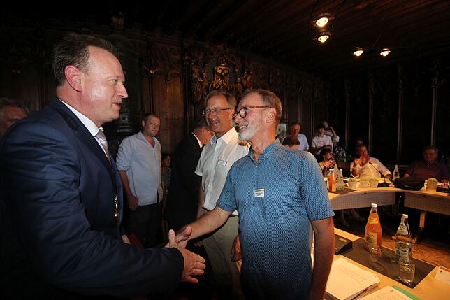 Neu im Gemeinderat für LBU/Die Grünen: Herbert Dreiseitl (rechts), hier bei der Verpflichtung im Amt durch OB Jan Zeitler