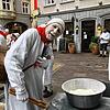 Ohne Mehlmaske kein Geltentrommler: Narrozunft-Mitglied Jürgen Amrein am Schmutzigen Donnerstag in Waldshut.