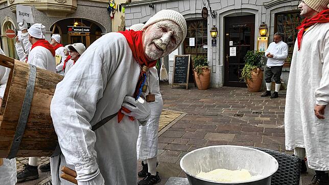 Ohne Mehlmaske kein Geltentrommler: Narrozunft-Mitglied Jürgen Amrein am Schmutzigen Donnerstag in Waldshut.